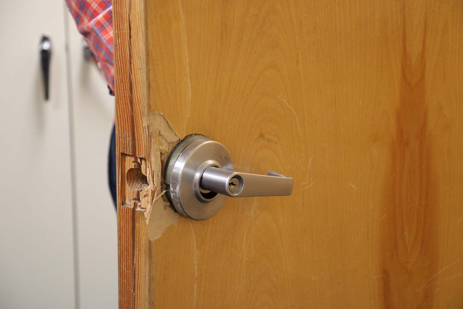 Deur opengebroken door inbreker en hersteld door Slotenmaker Den Haag