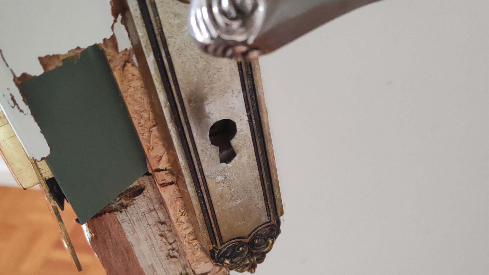 Inbraakschade aan een slot en deur die wordt hersteld door Slotenmaker Den Haag